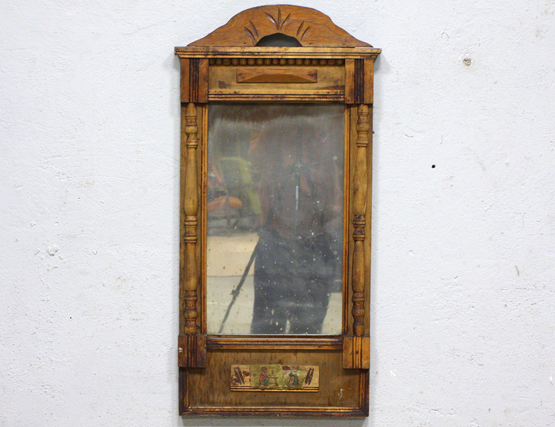 Картина старое зеркало. Старинное зеркало. Антикварное зеркало. Старинные зеркала музей. Старинный шкаф с зеркалом.