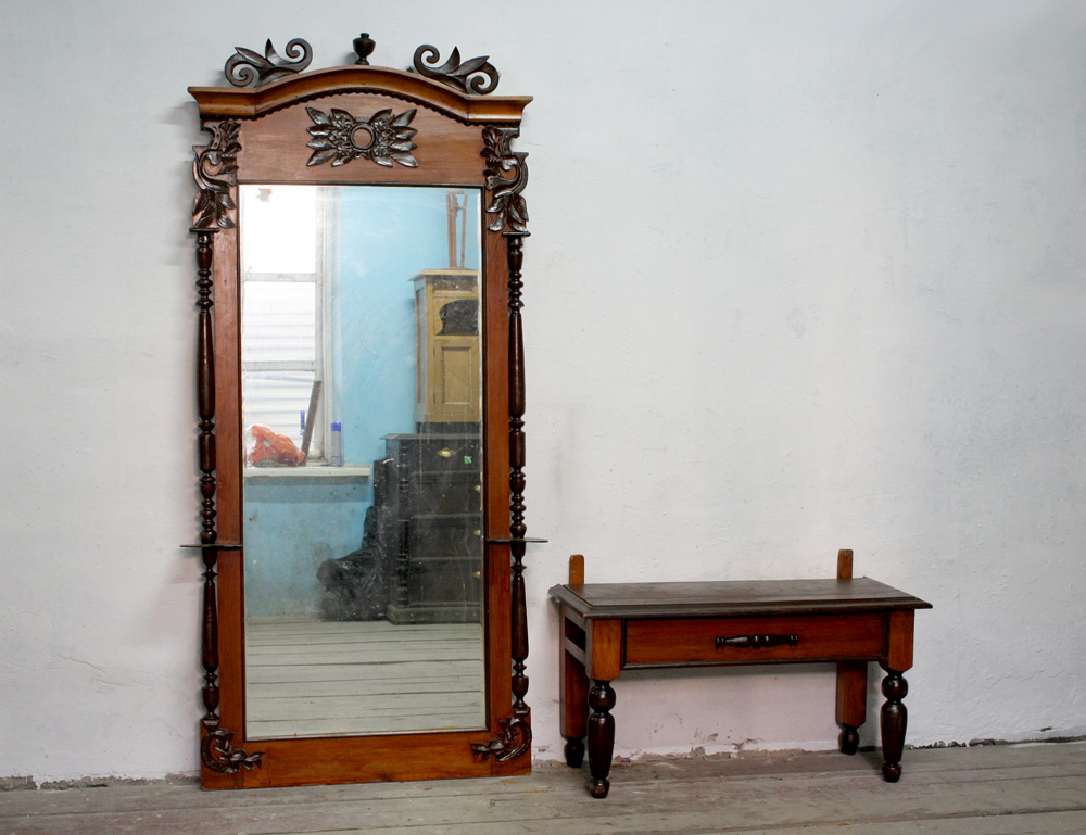 Купить старинное зеркало. Антикварное зеркало. Старинное зеркало с консолью. Антикварное зеркало с консолью. Старинное зеркало в деревянной раме.