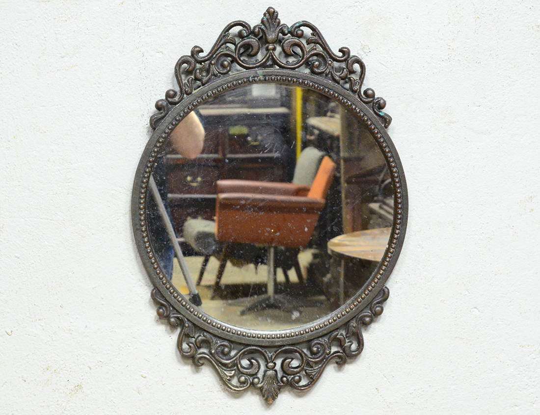 Старинное металлическое зеркало