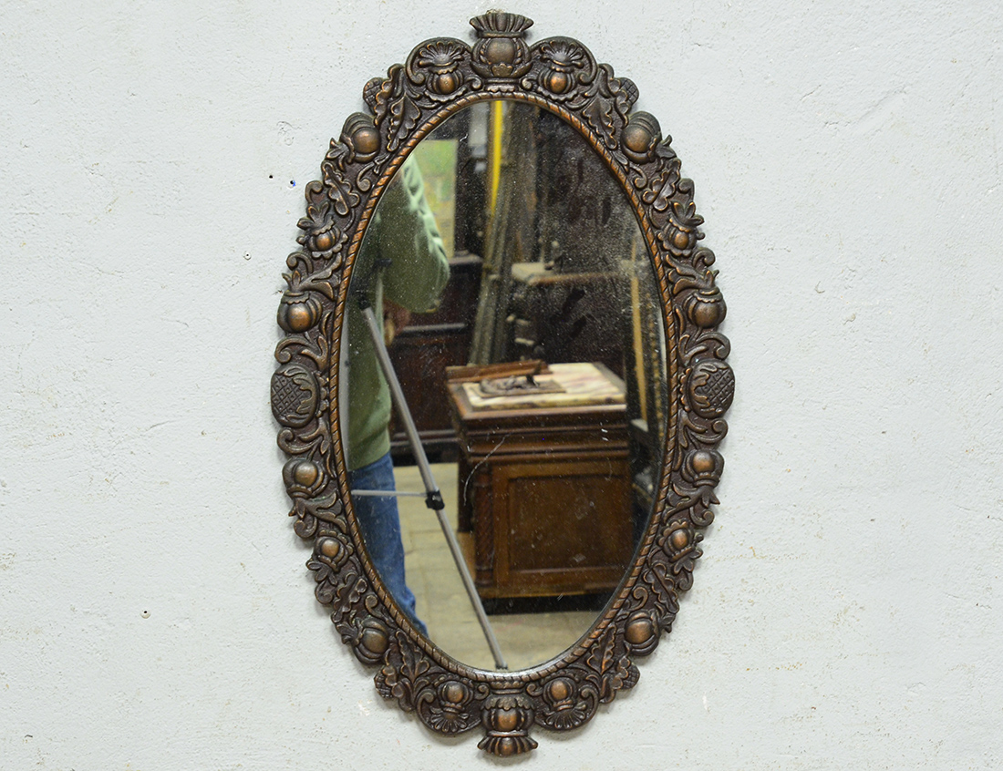 Овальное металлическое зеркало 