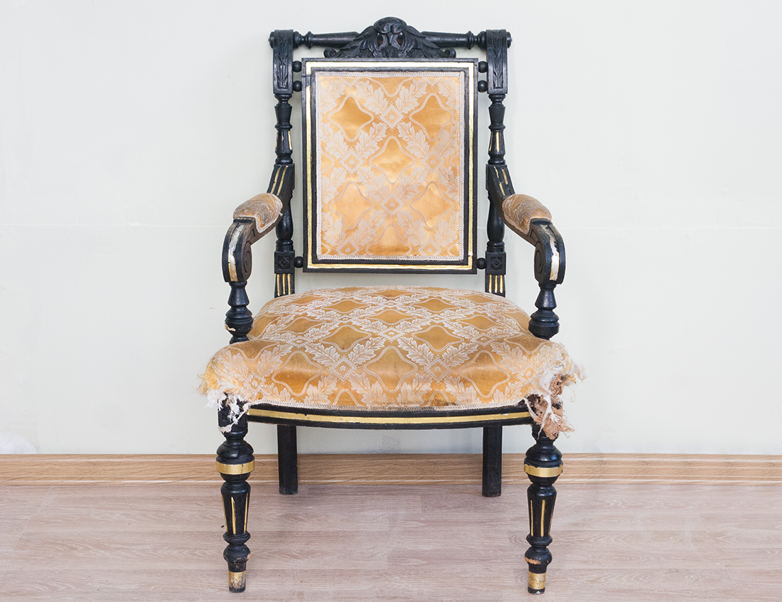 Старинное кресло с резьбой