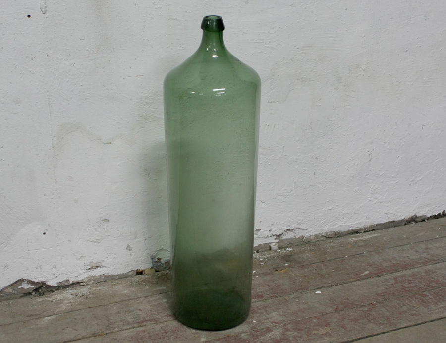 Стеклянные бутылки для самогона. Бутыль стеклянная старинная. Советские бутыли. Стеклянная бутылка с дыркой. Стеклянная бутыль для самогона огромная.