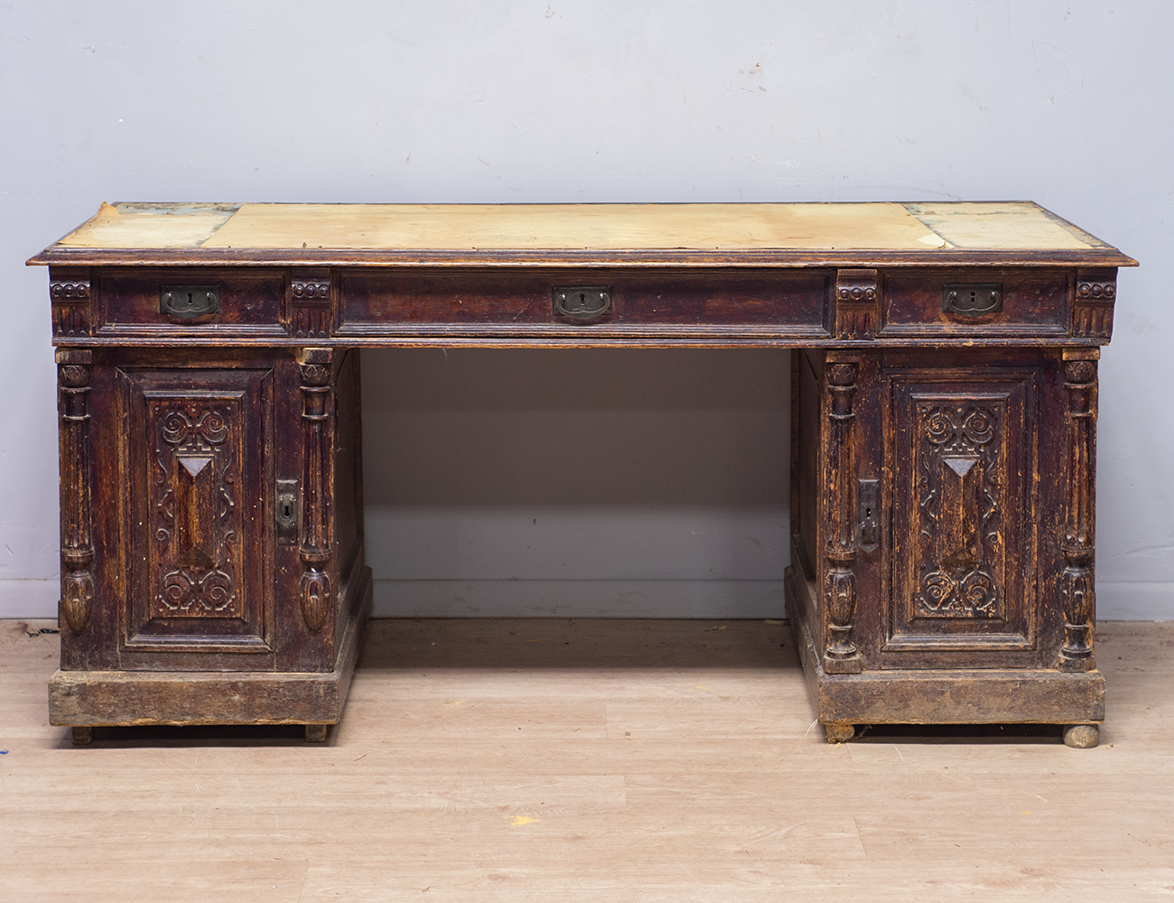 Контора К - Антикварный письменный стол с резьбой 19 века, артикул ПС-12632
