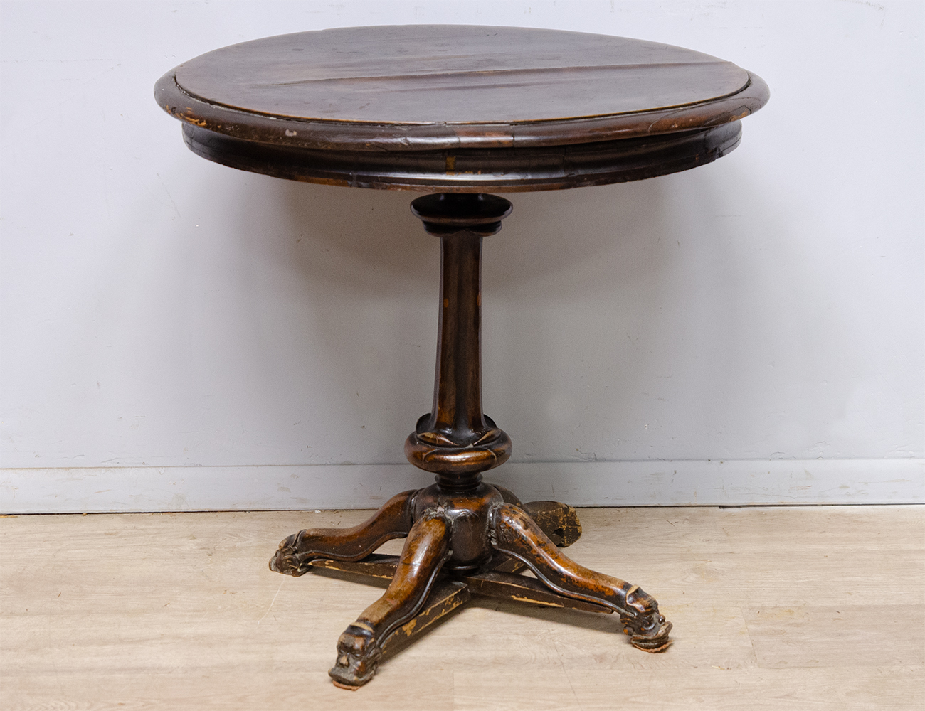 Антикварный гостиный стол с масками