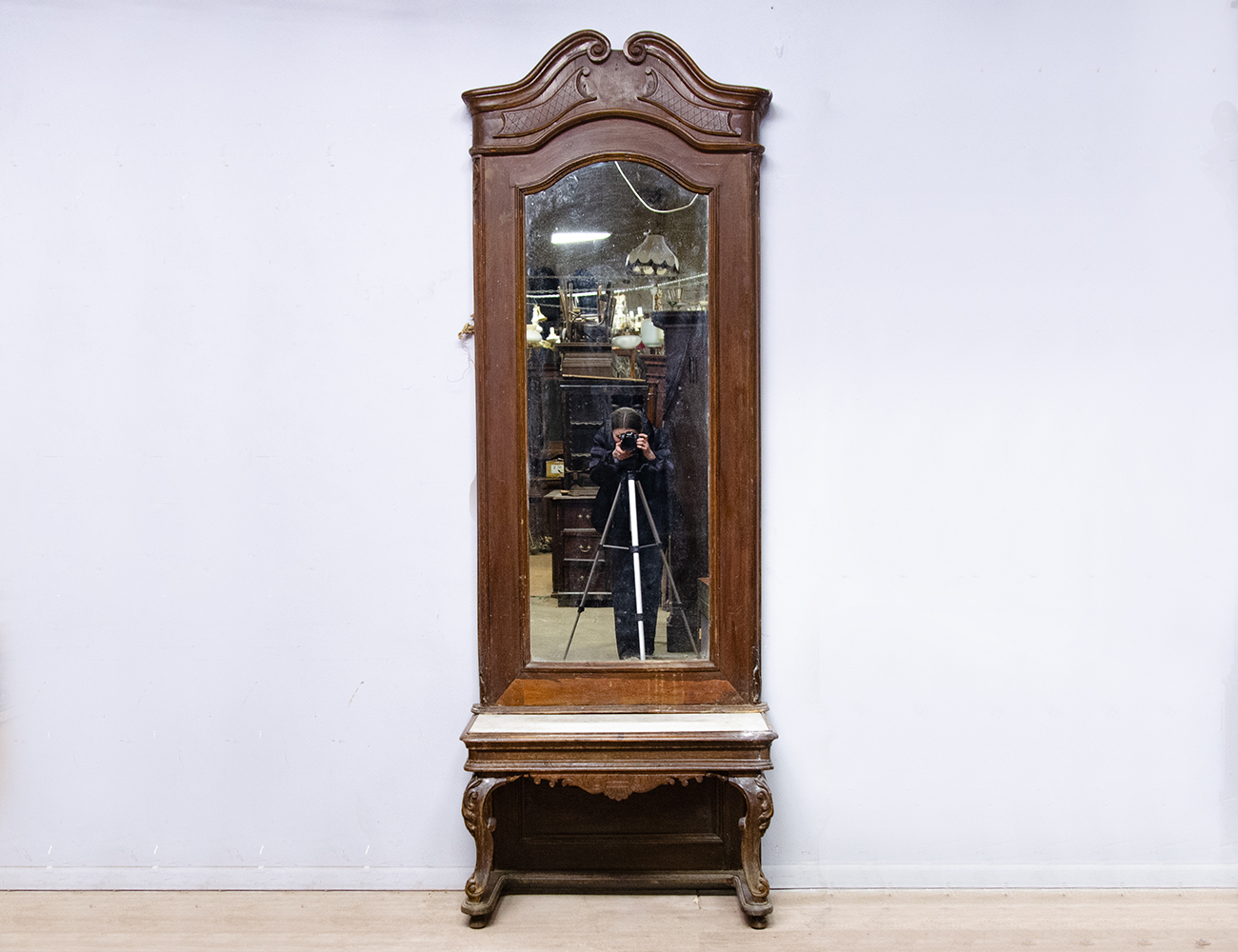 Антикварное простеночное зеркало с мрамором