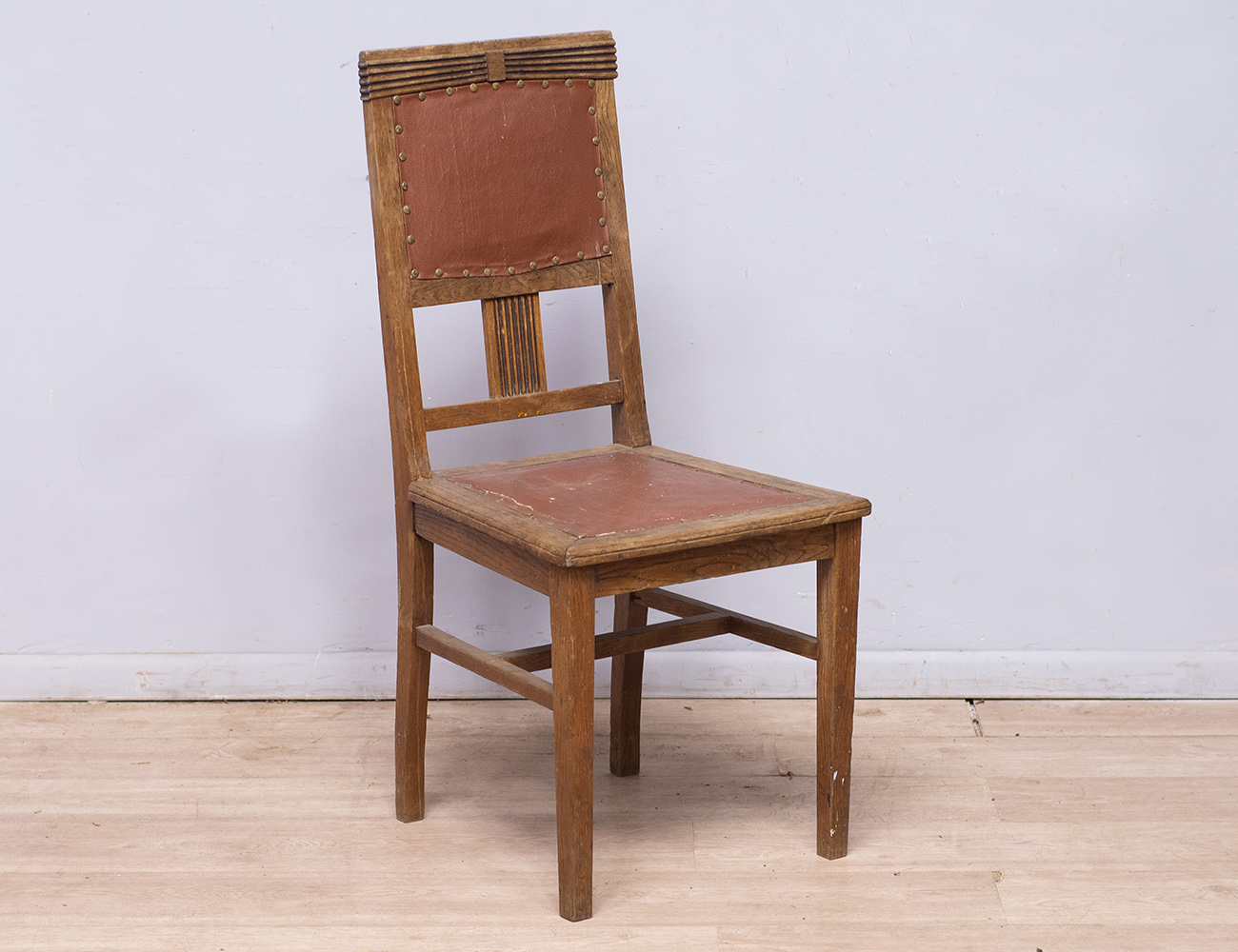 Стул из дуба купить. Дубовый стул старинный Лютер Ревель. Дубовый стул Модерн. Стул из дуба. Старый дубовый стул.