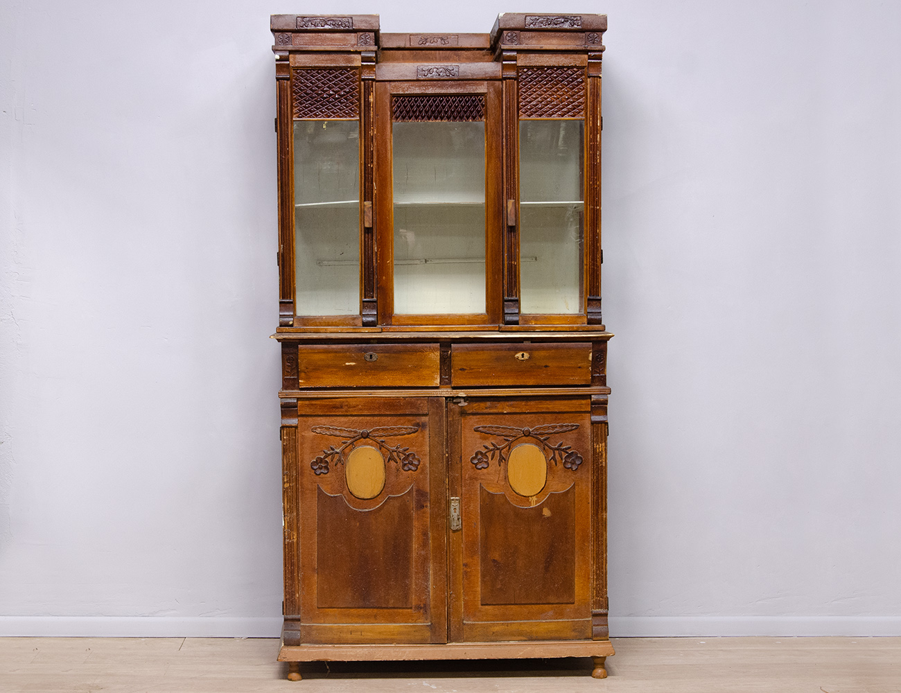 Старинный резной буфет