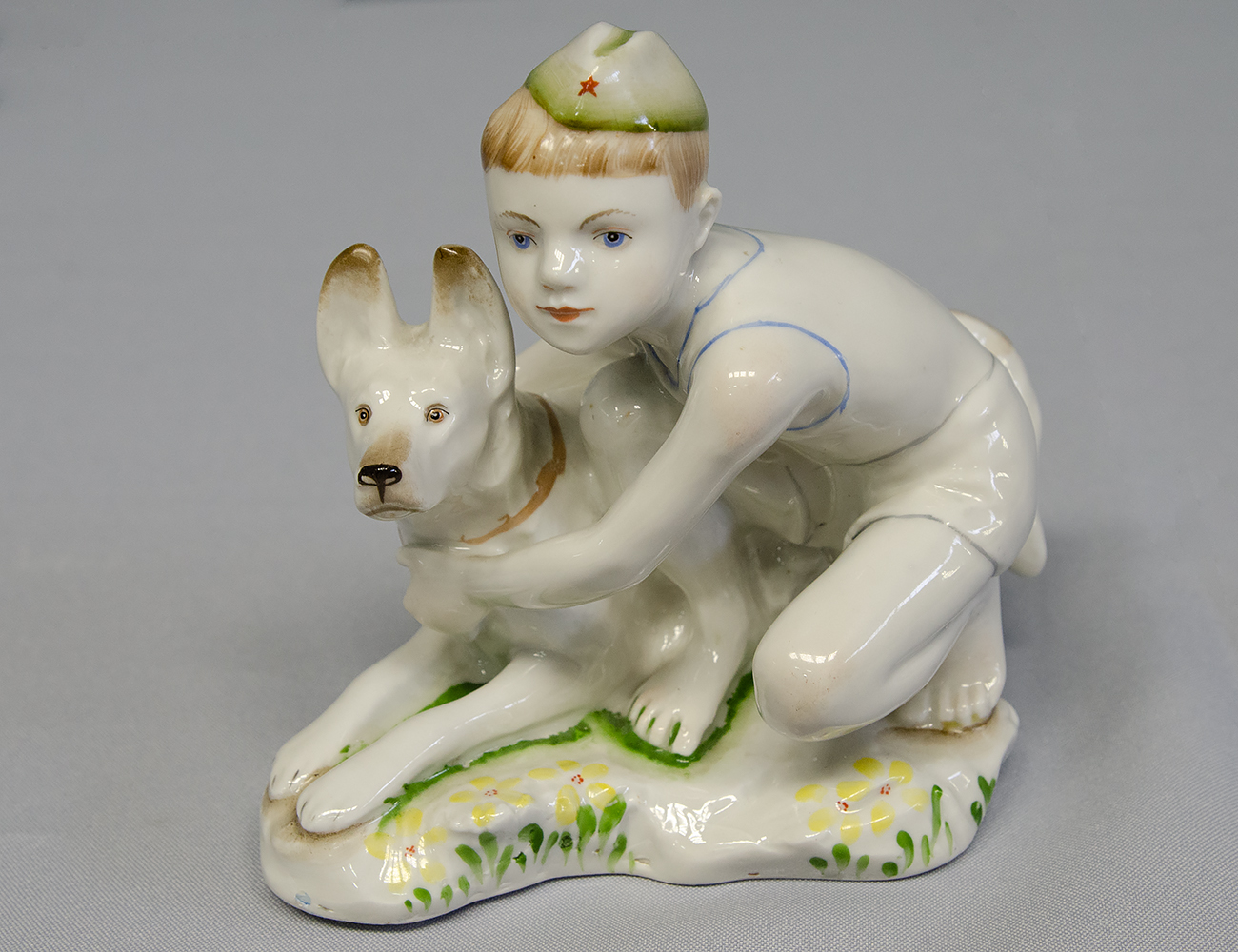 Фарфоровая статуэтка Юный пограничник 