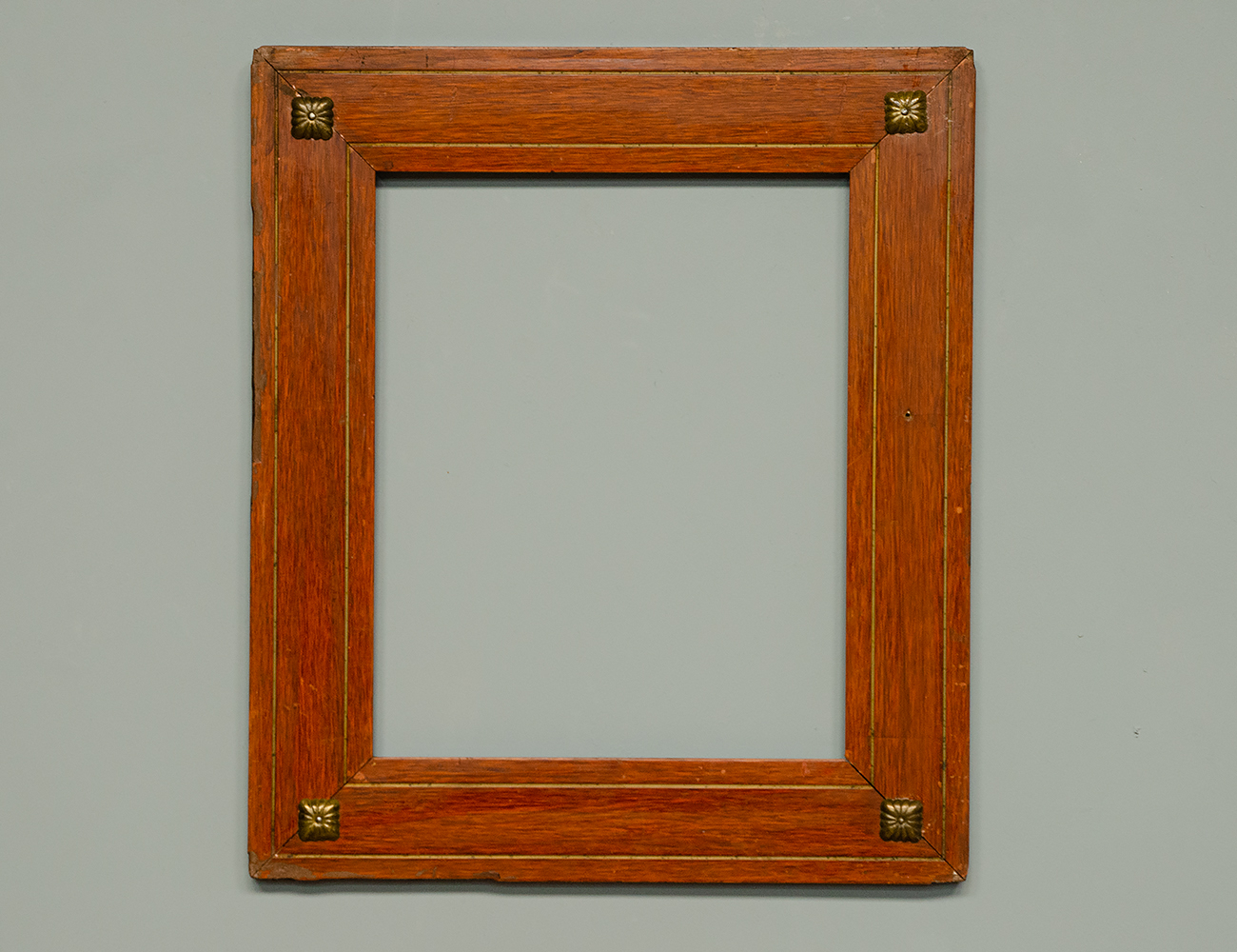 Старинная рама с металлическими орнаментами 