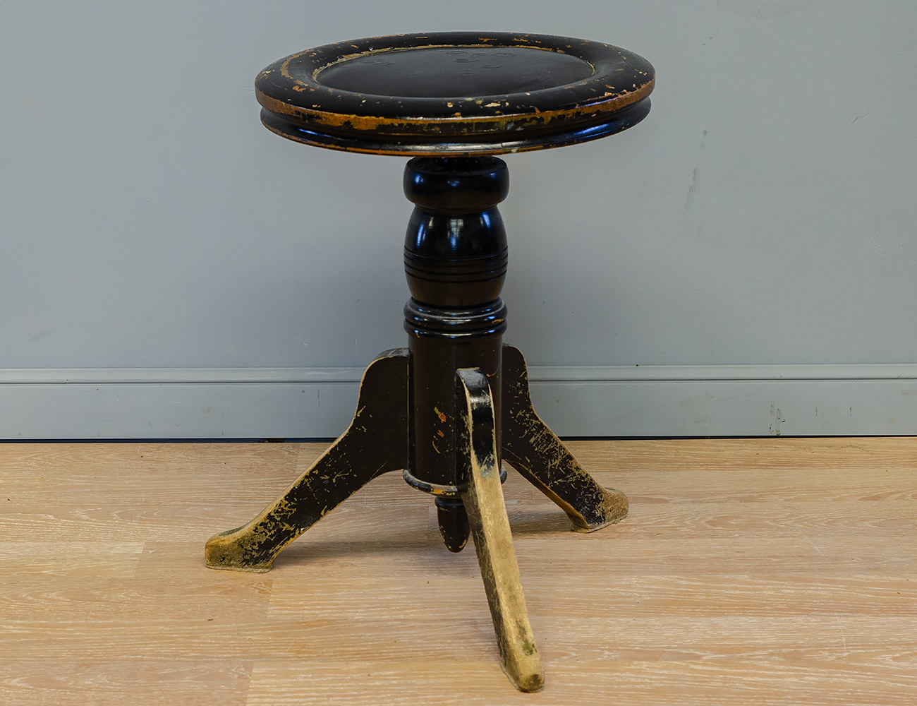 Старинный винтовой табурет