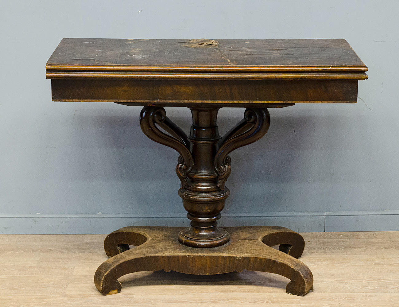 Ломберный стол 19 век. Журнальный столик 19 века. Антикварный ломберный стол. Старинные столы из дерева. Памятный стол