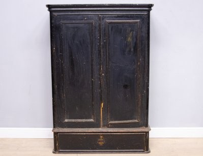 Старинный бельевой шкаф