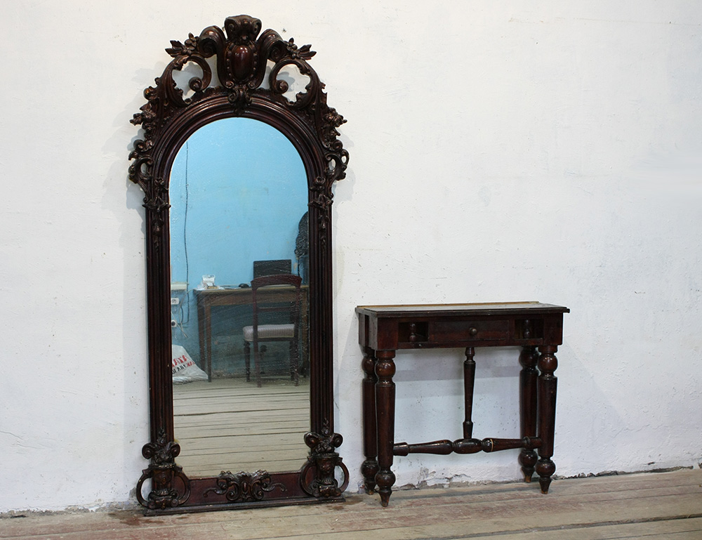 Купить старинное зеркало. Антикварное зеркало. Старинное зеркало с консолью. Простеночное зеркало антикварное. Старинное зеркало с тумбой.