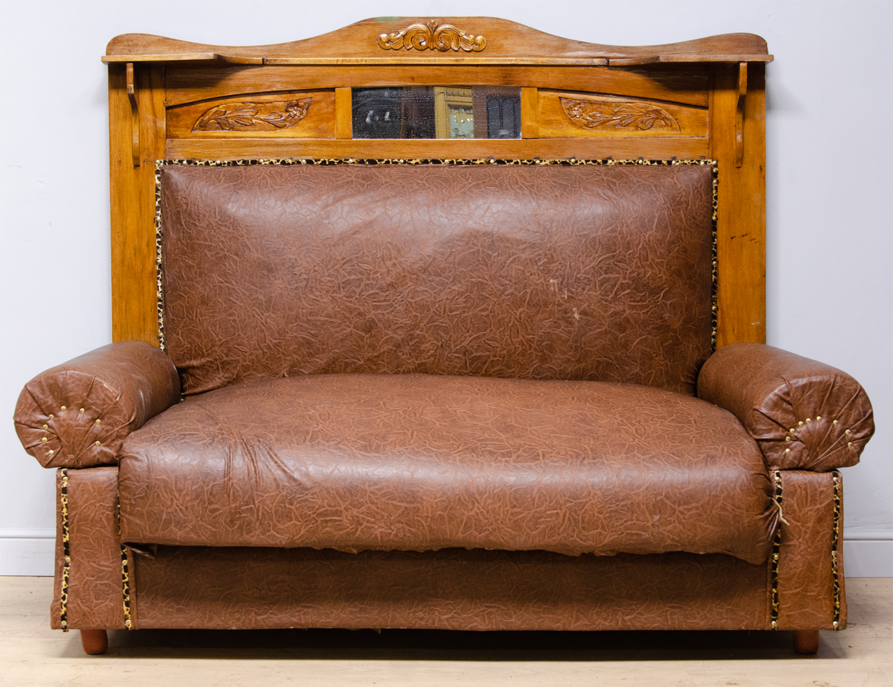 Старинные диваны купить в Москве, цена антикварных диванов