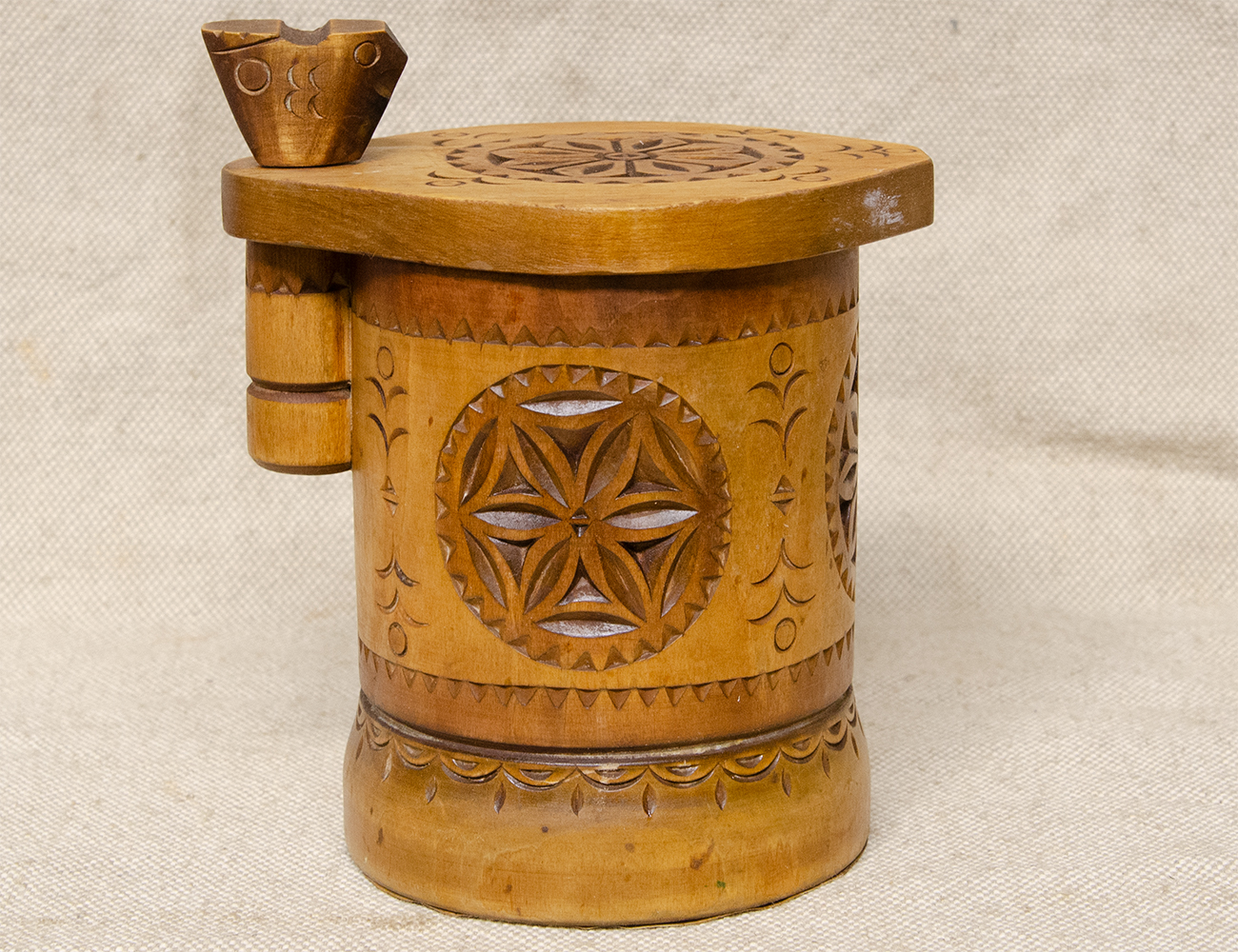 Винтажная резная баночка