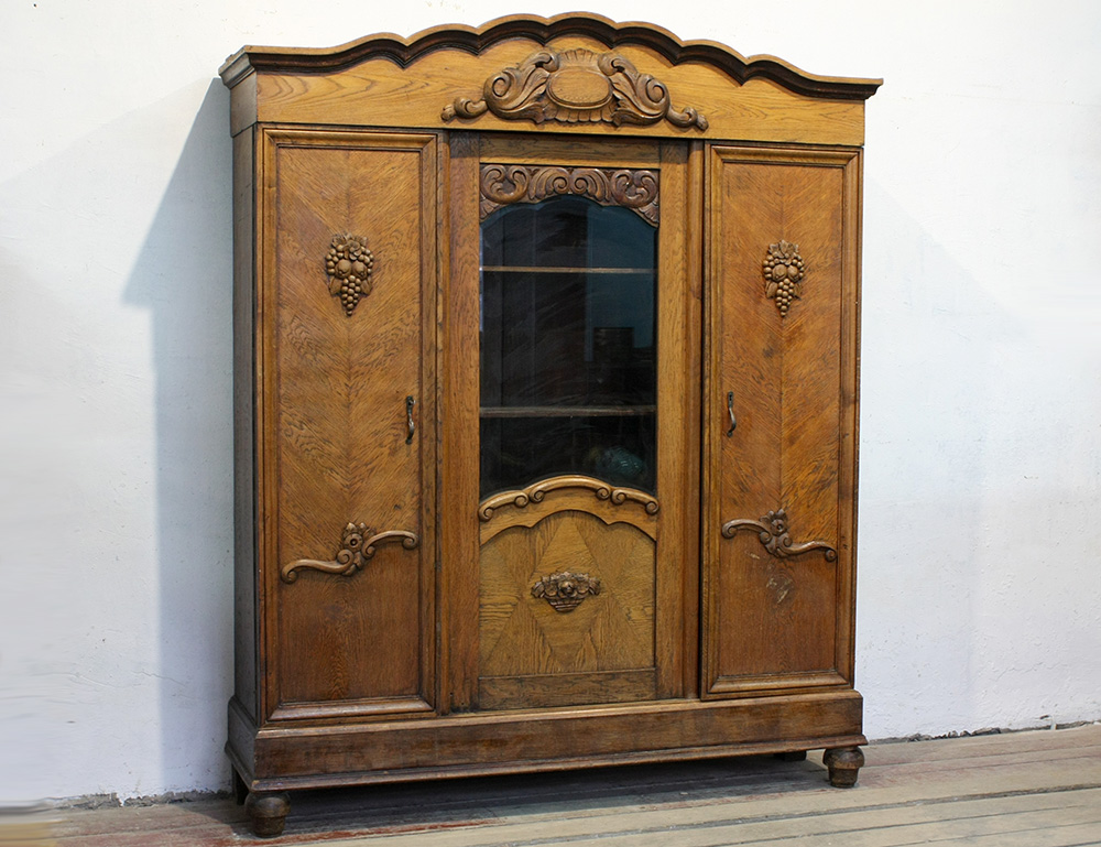 Дубовый книжный шкаф