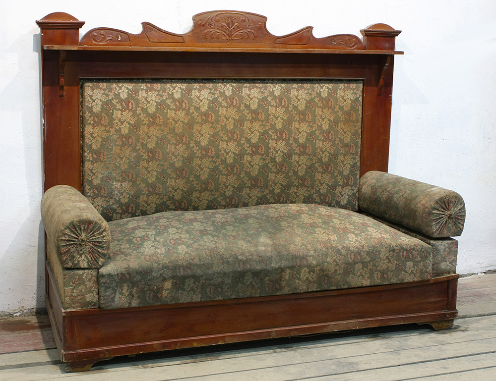 Антикварные диваны. Кабинетный диван сталинский Ампир. Старый диван. Старинный диван. Антикварный диван.