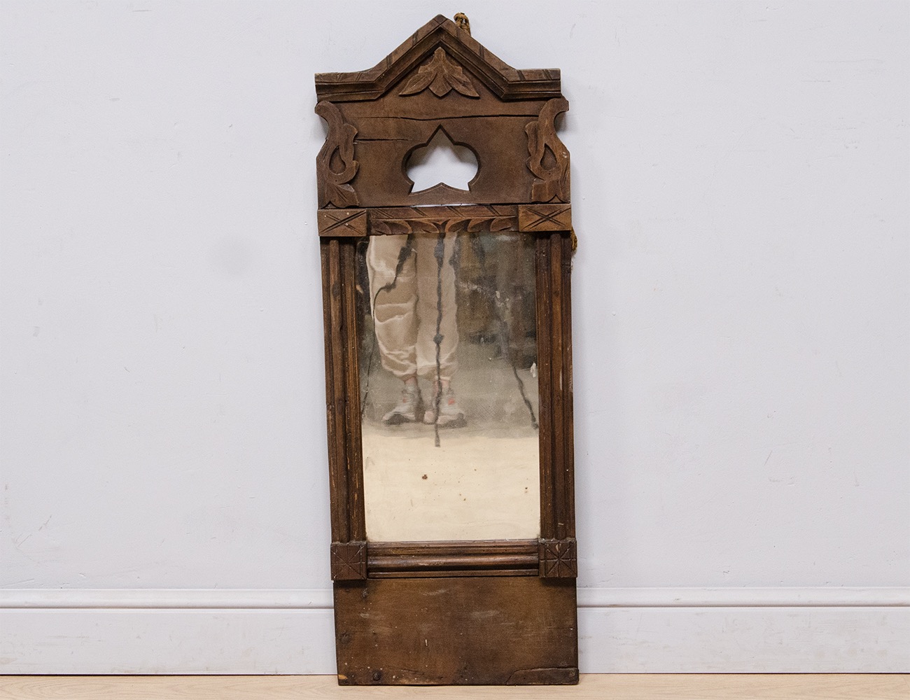 Старинное настенное зеркало