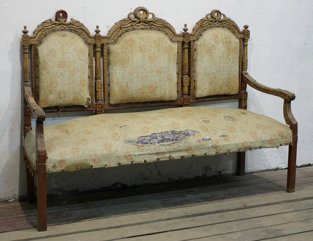Антикварные диваны. Софа 17 века. Старинный диван. Антикварный диван. Старинный раскладной диван.