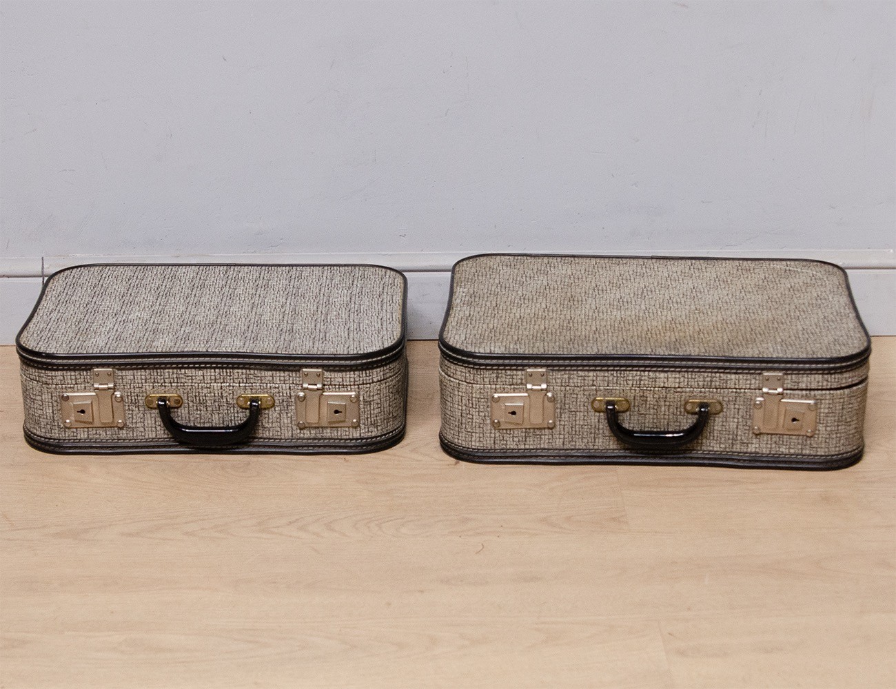 Пара винтажных чемоданов