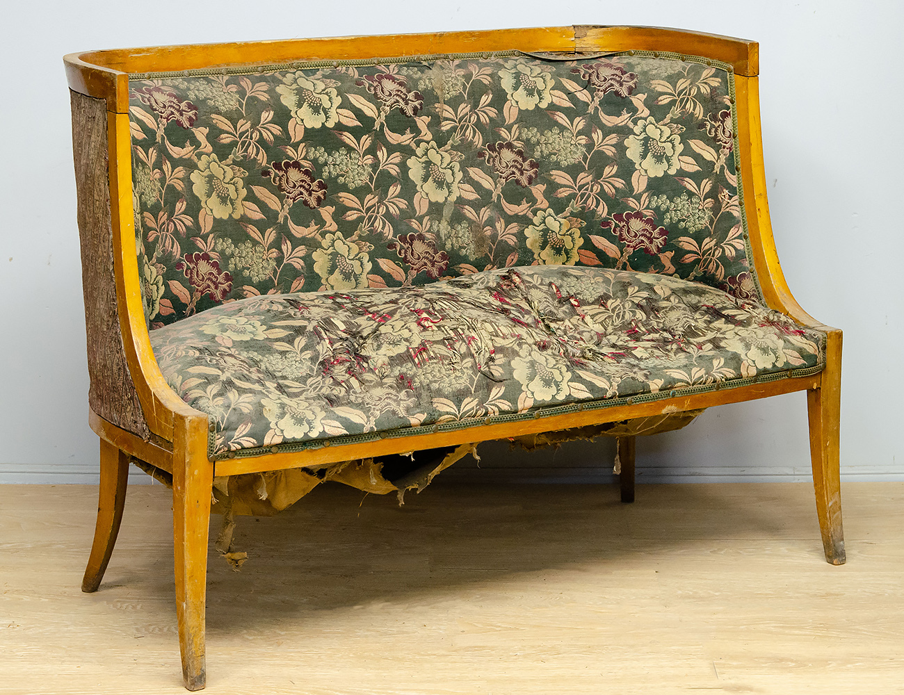 Старина диван. Антикварный диван. Antikvar диван из ткани.
