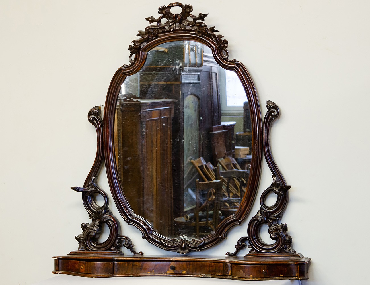 Купить старинное зеркало. Зеркало псише антикварное. Накомодное зеркало 19 век. Старинное зеркало псише. Старинное накомодное зеркало.