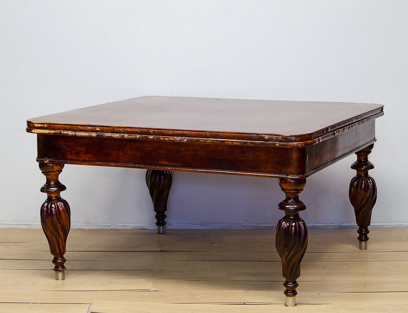 Антикварный обеденный стол