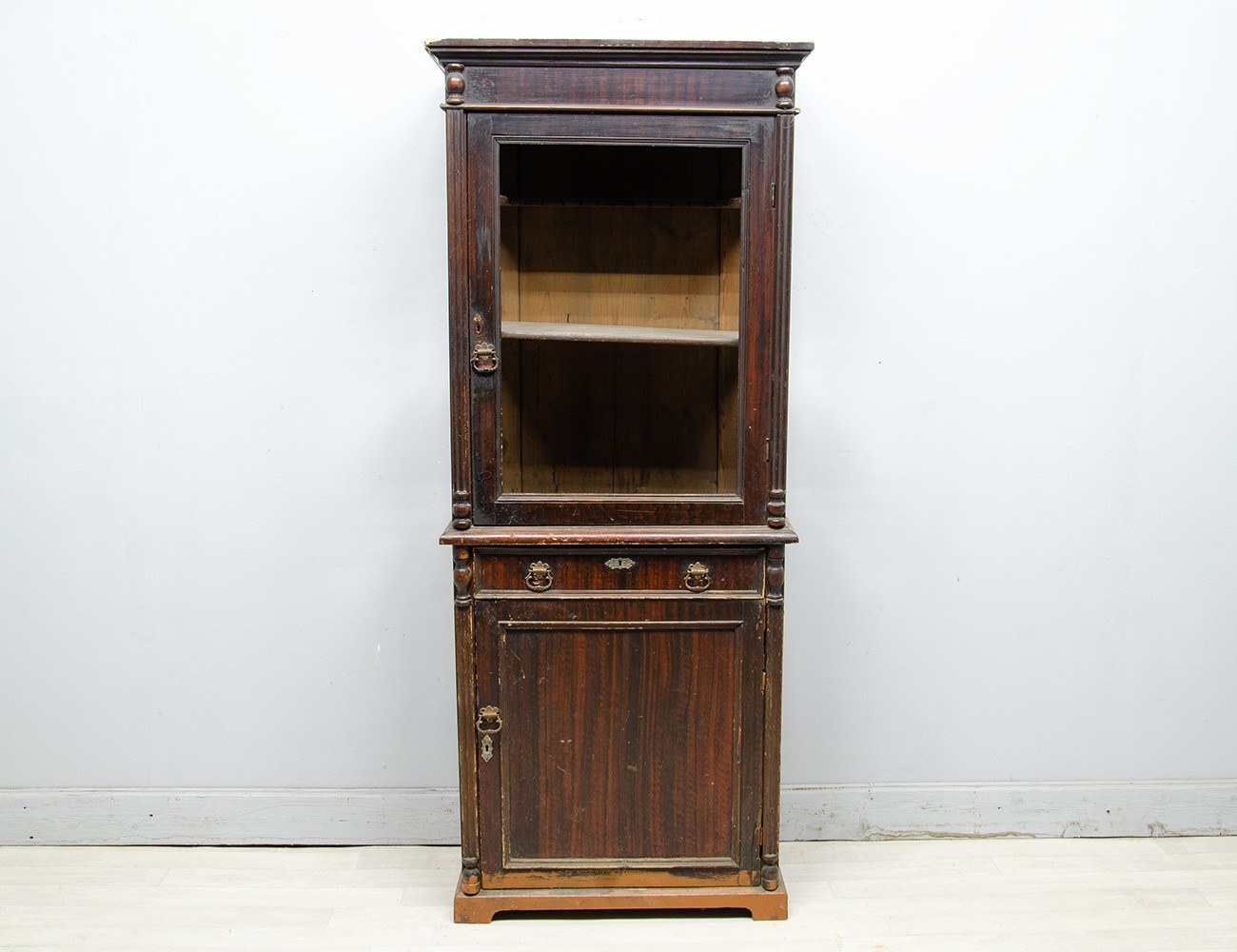 Старинная посудная горка