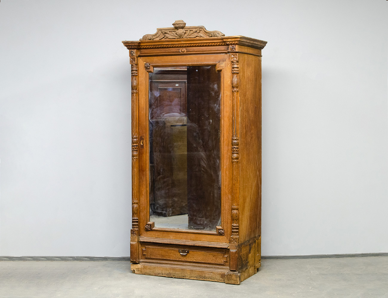 Старинный платяной шкаф с зеркалом