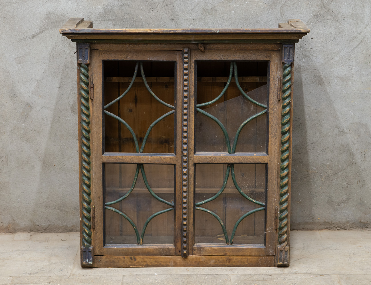 Старинный верх от деревенского буфета