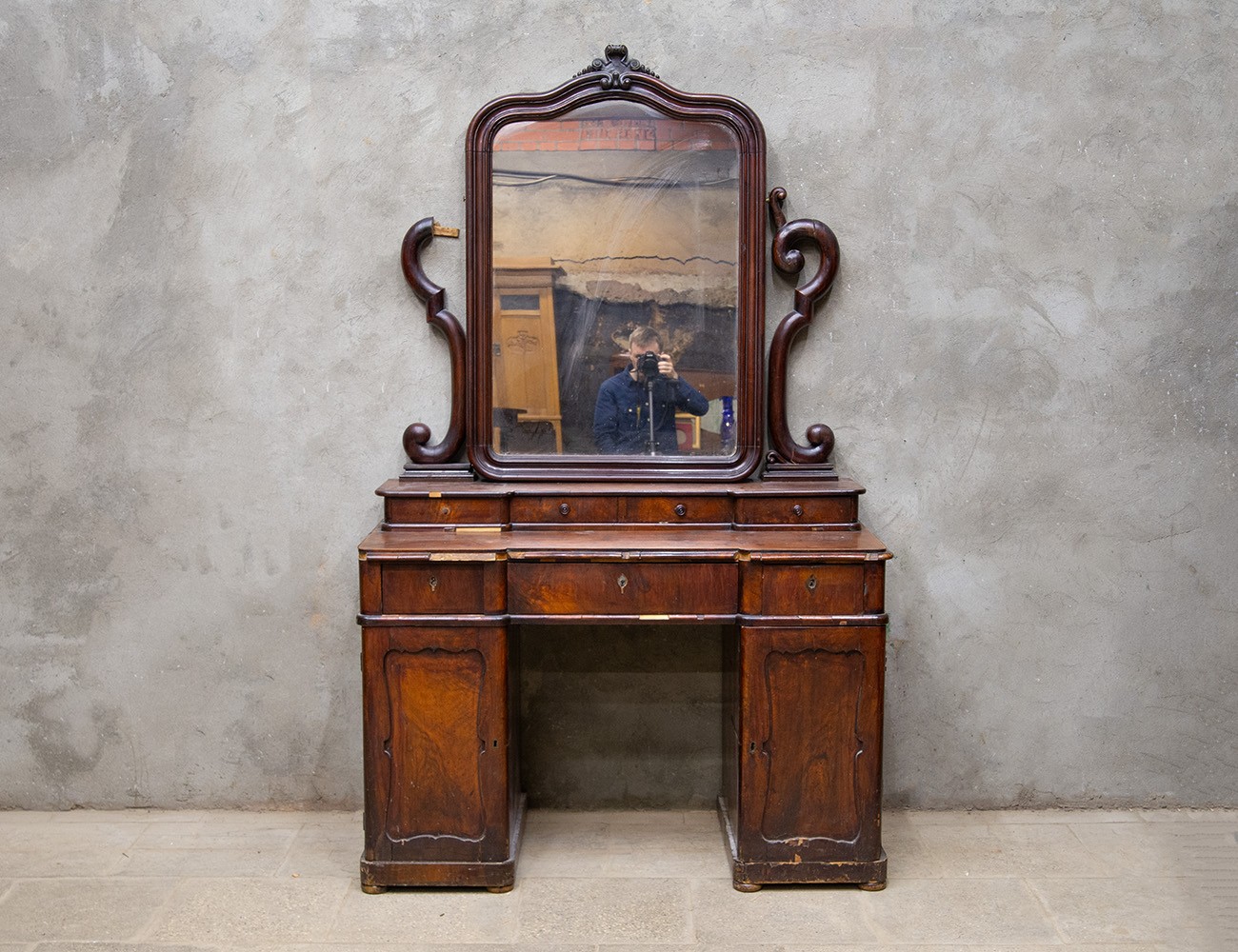 Антикварный туалетный стол