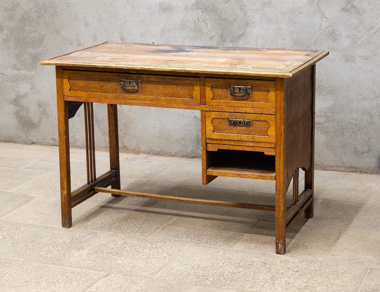 Старинный дубовый письменный стол