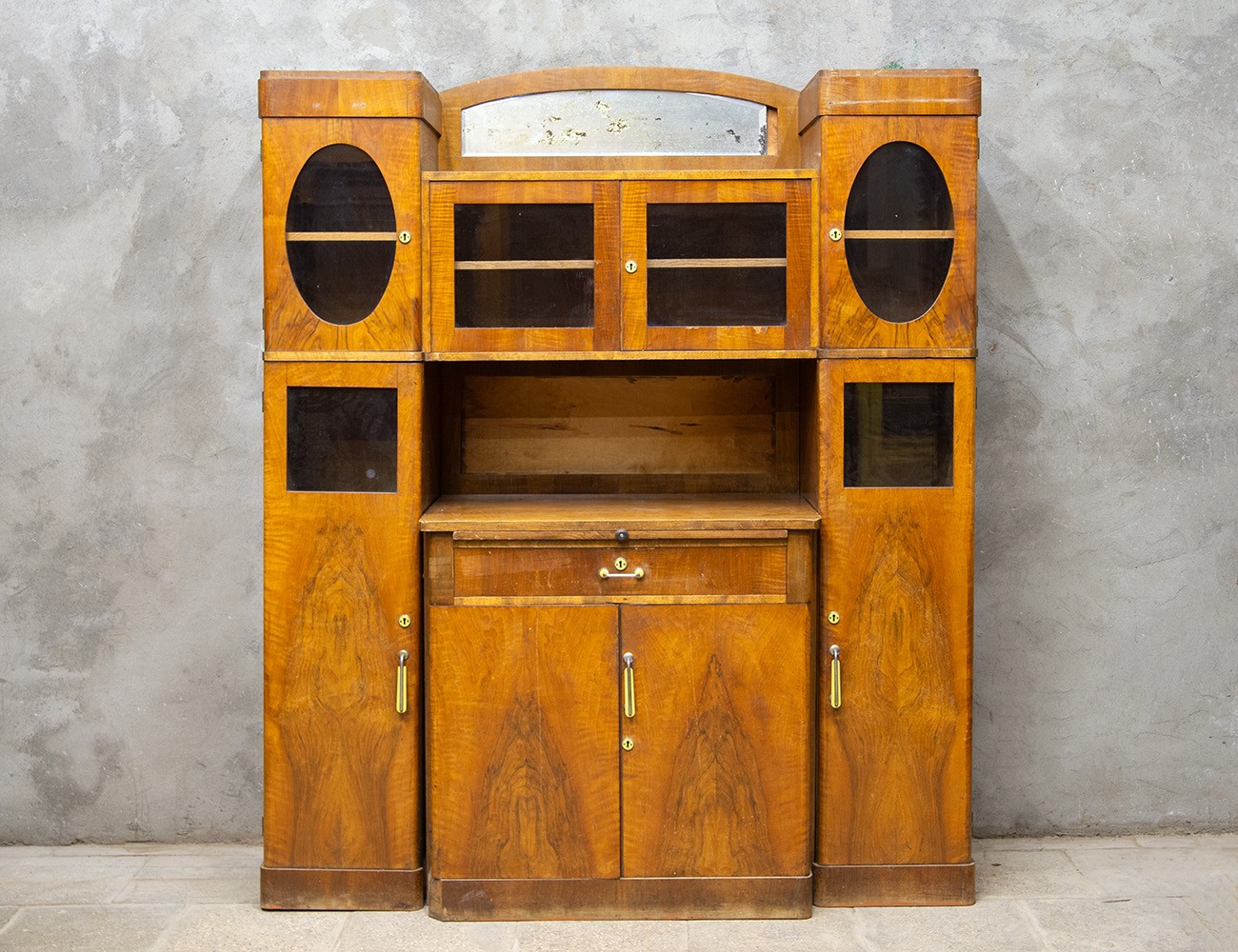 Старинный ореховый буфет