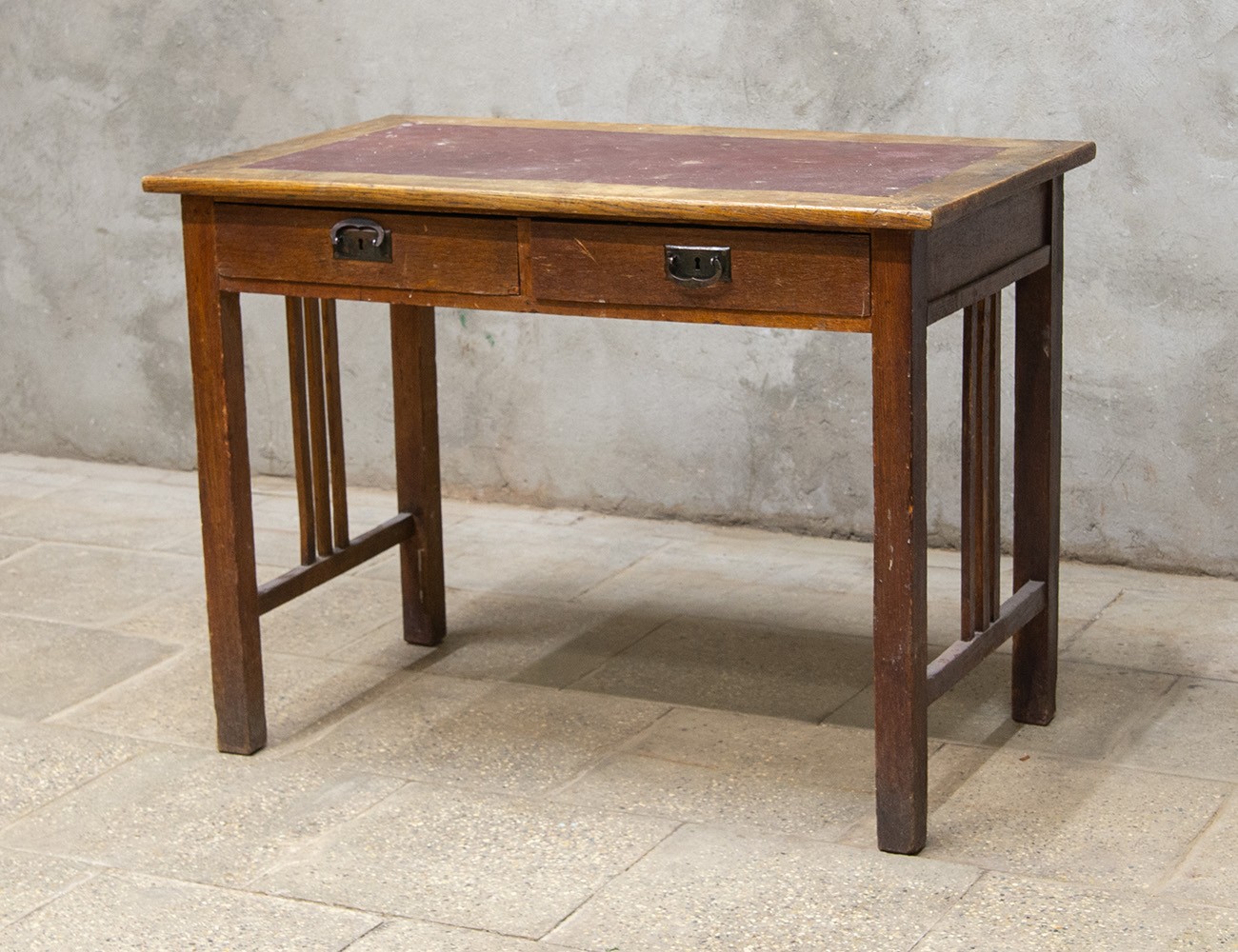 Старинный дубовый письменный стол