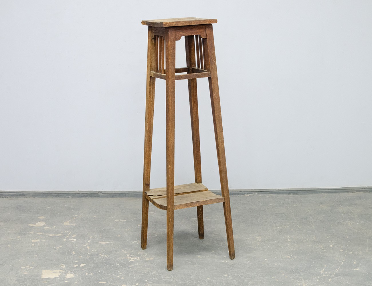 Старинная дубовая жардиньерка