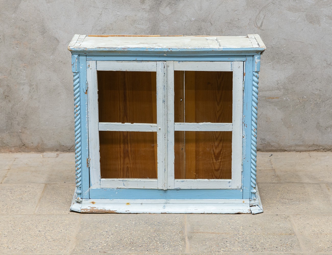 Старинный навесной шкаф