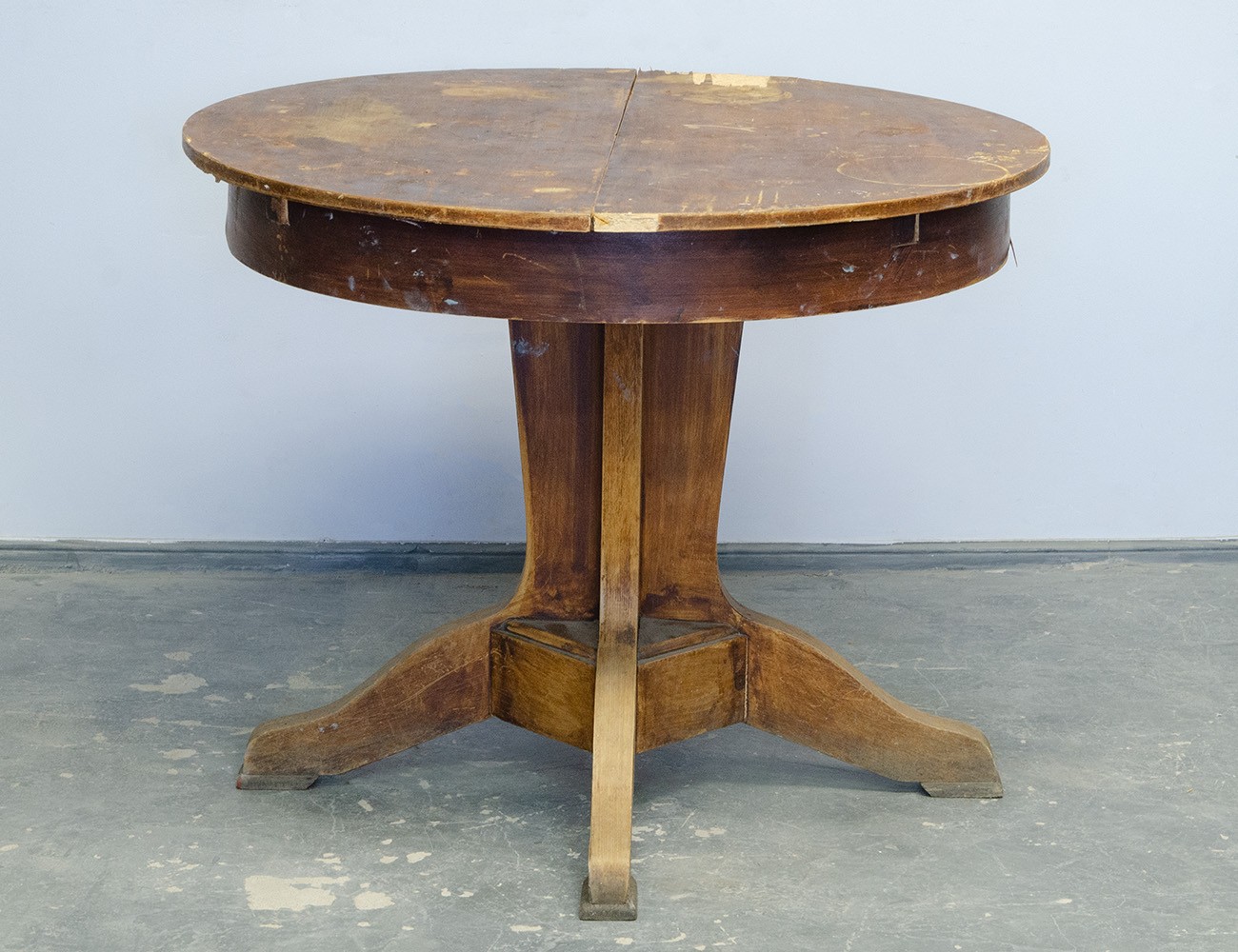 Старинный обеденный стол