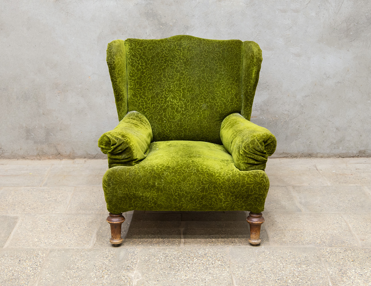 Старинное кутаное кресло