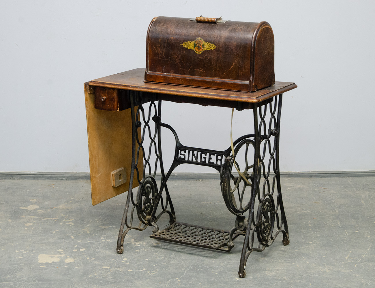 Швейная машинка на чугунной станине Зингер