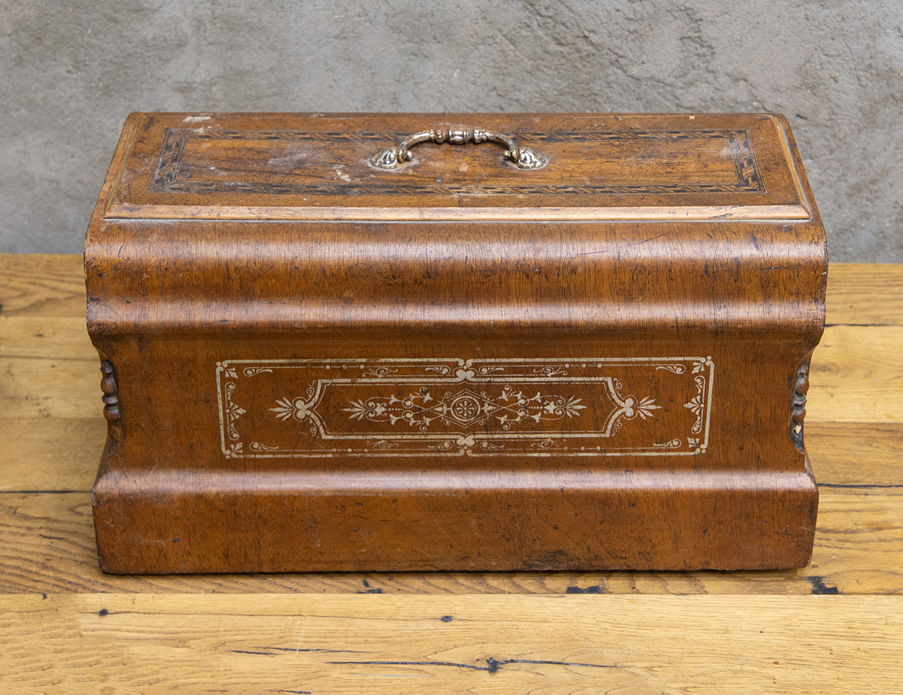 Антикварная крышка швейной машинки