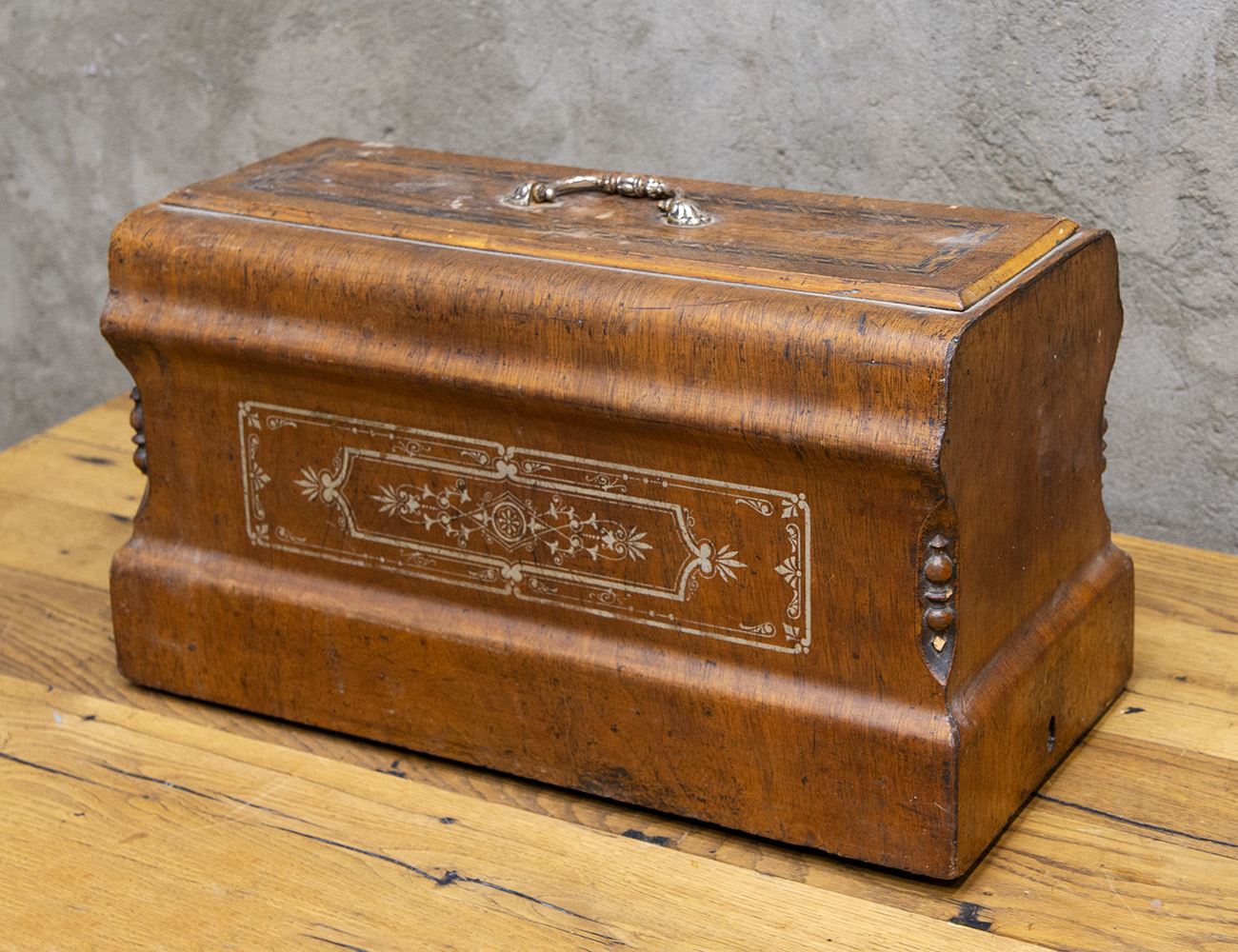 Антикварная крышка швейной машинки