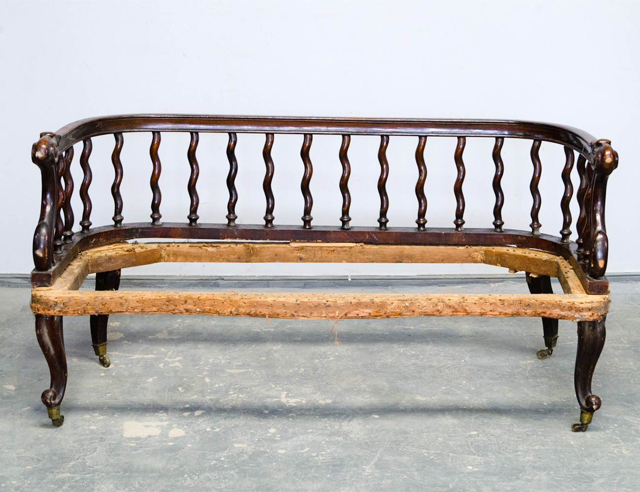 Антикварный диван 19 века