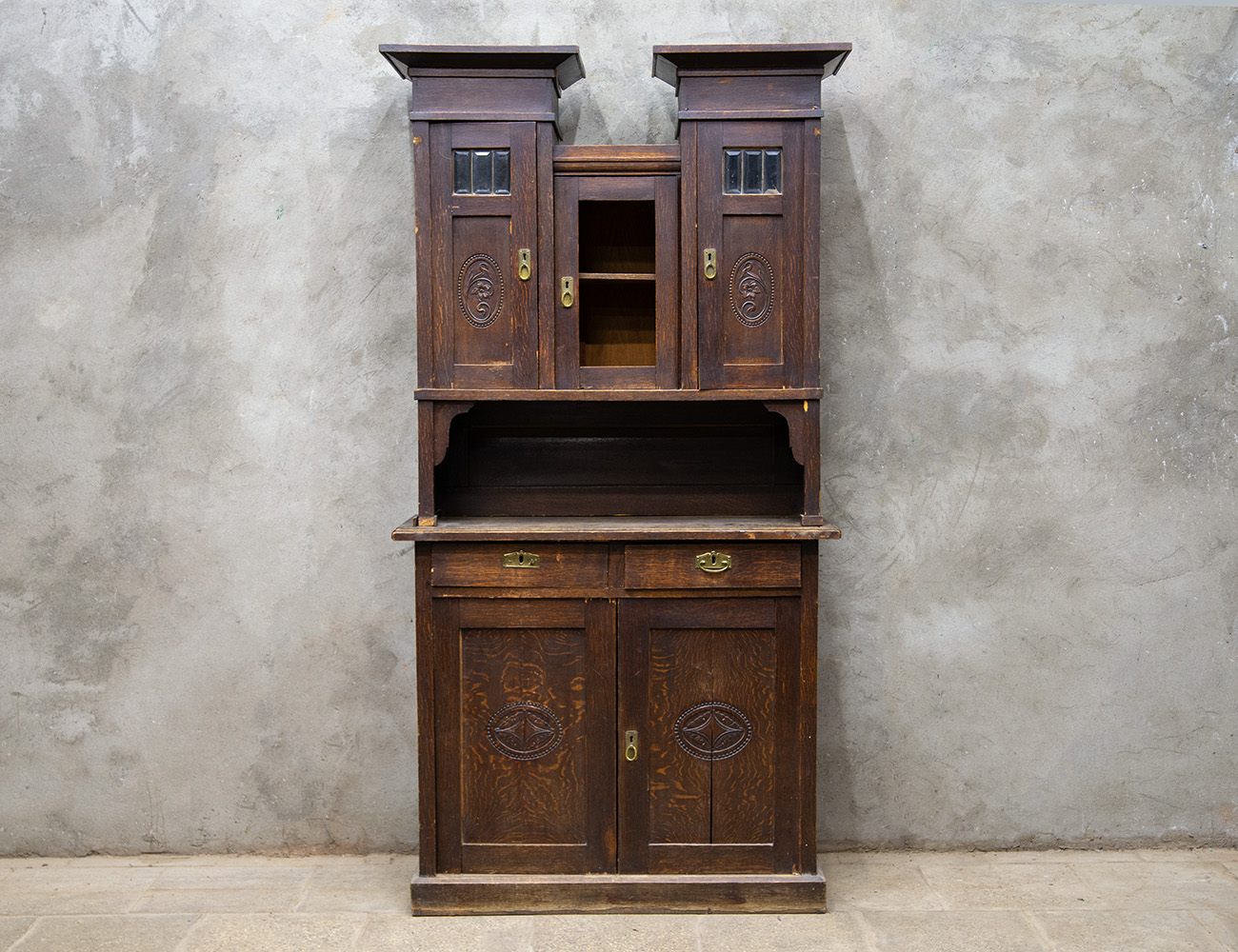 Старинный дубовый буфет