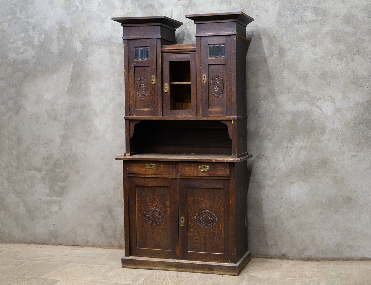 Старинный дубовый буфет