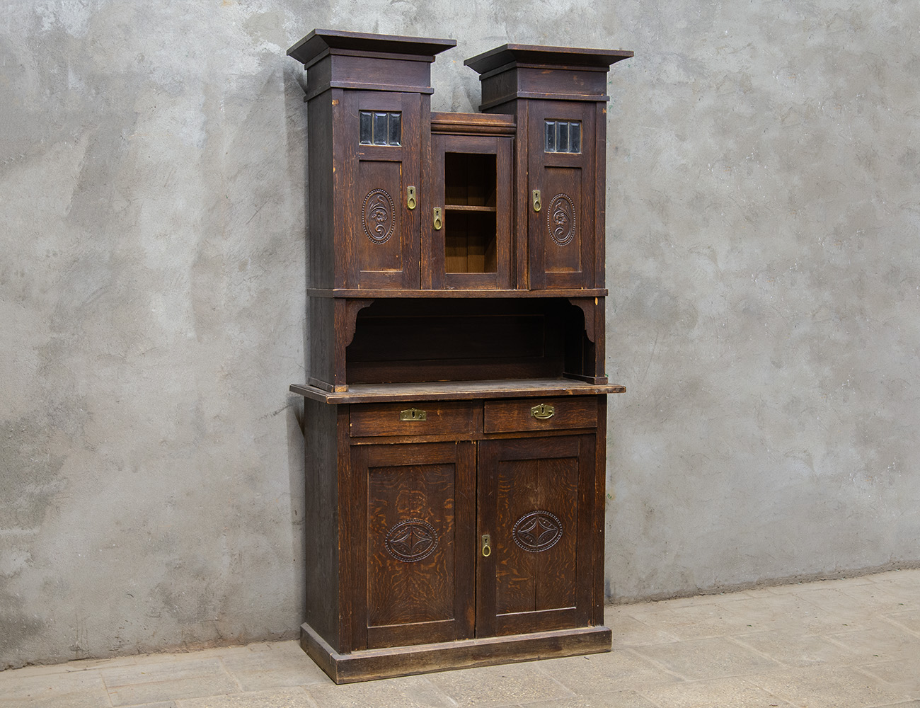 Старинный дубовый буфет