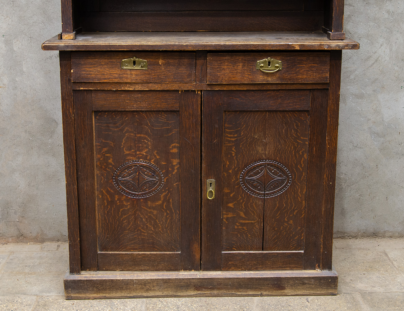 Старинный дубовый буфет