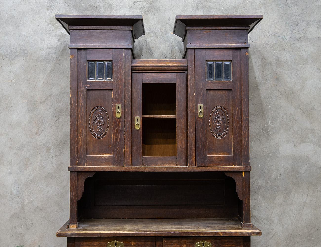 Старинный дубовый буфет