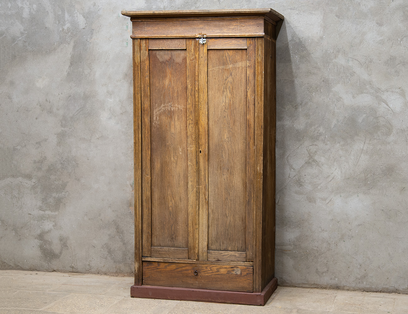 Старинный дубовый платяной шкаф