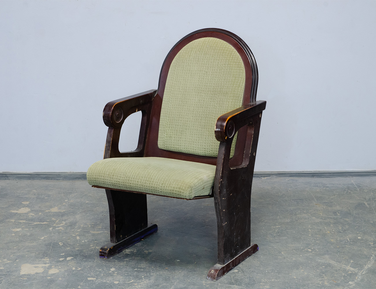 Винтажное театральное кресло