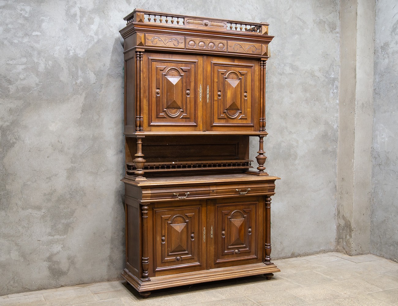 Антикварный буфет в стиле Генриха II